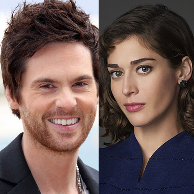 Lizzy Caplan, de <i>Meninas Malvadas</i>, está noiva de Tom Riley!