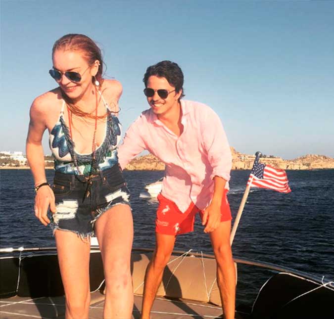 Depois de acusar noivo de traição, pai de Lindsay Lohan diz acreditar na filha