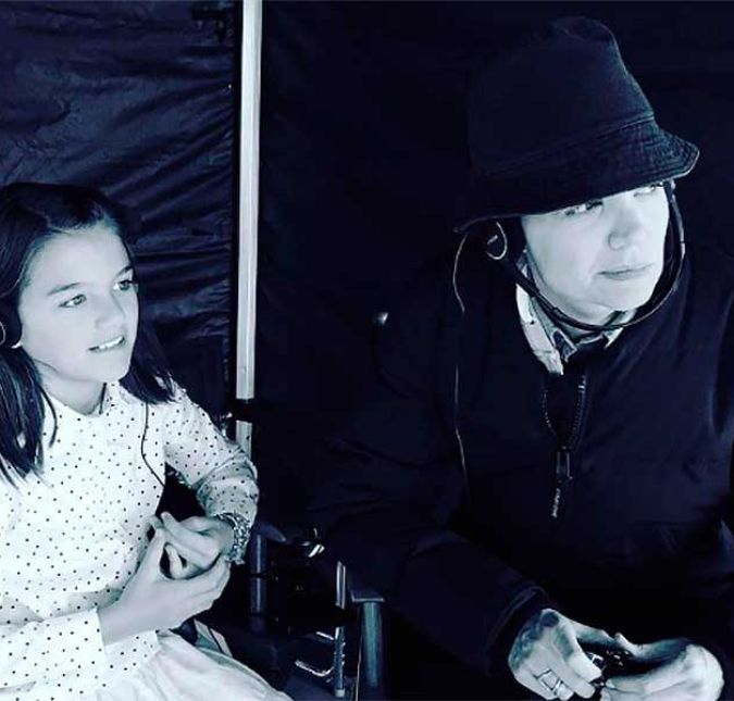 Já nesta outra imagem, Katie e Suri estão posando lado a lado em um set de filmagem, enquanto escutam alguma cena pelo fone. Repare nos traços das duas! Acha que são parecidas? Já nesta outra imagem, Katie e Suri estão posando lado a lado em um set de filmagem, enquanto escutam alguma cena pelo fone. Repare nos traços das duas! Acha que são parecidas?