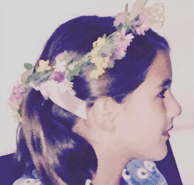 Nesta foto, postada pela mãe, a pequena Suri está usando uma bela coroa de flores com o cabelo amarrado com o penteado maria-chiquinha. Uma fofa, não é mesmo? Parece que quem ficou apaixonada foi Katie, que colocou muitos coraçõezinhos na legenda. Nesta foto, postada pela mãe, a pequena Suri está usando uma bela coroa de flores com o cabelo amarrado com o penteado maria-chiquinha. Uma fofa, não é mesmo? Parece que quem ficou apaixonada foi Katie, que colocou muitos coraçõezinhos na legenda.