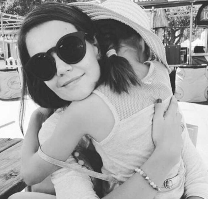 Nascida em 18 de dezembro de 1978, Katie Holmes já mostrou de muitas formas que é uma mãezona! A atriz cuida sozinha da filha Suri Cruise, nascida em 18 de abril de 2006 e fruto do casamento dela com o ator Tom Cruise. E vendo essa foto, parece que Suri nunca irá crescer. A mamãe postou esse clique no Instagram, onde aparece abraçando a filha, e choveram comentários fofos elogiando as duas. A seguir, confira os momentos mais fofos dessa mamãe-coruja com a pequena Suri!