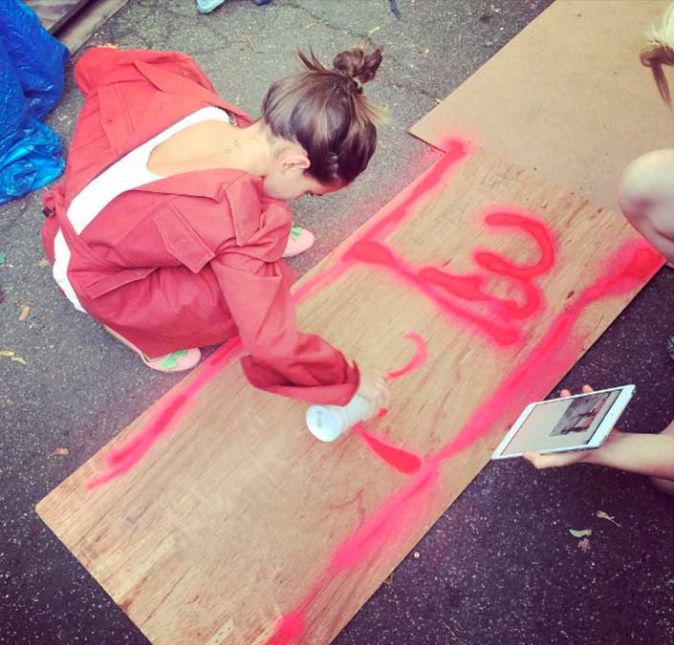 Olha que gracinha essa pequena artista! O Instagram de Katie revela que ela gosta muito de artes, já que sempre posta quadros, pinturas, imagens coloridas, conceituais e por aí vai. O que surpreendeu os seguidores da atriz foi o registro da arte que sua filha Suri fez - e com seu incentivo! A legenda da foto foi: Minha artista criando comigo #OQuePodeSerIsso. Olha que gracinha essa pequena artista! O Instagram de Katie revela que ela gosta muito de artes, já que sempre posta quadros, pinturas, imagens coloridas, conceituais e por aí vai. O que surpreendeu os seguidores da atriz foi o registro da arte que sua filha Suri fez - e com seu incentivo! A legenda da foto foi: Minha artista criando comigo #OQuePodeSerIsso.