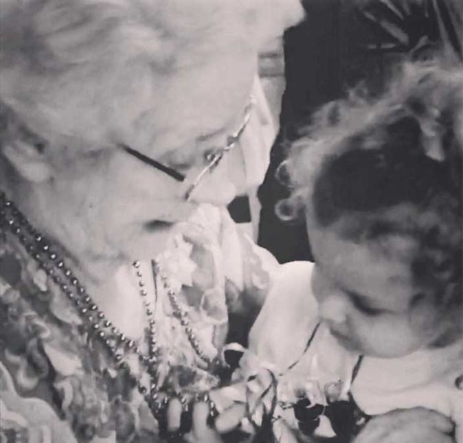 Essa é uma foto de quando Suri ainda era menorzinha. Quem está com a bebê no colo é sua avó. Puro amor! Essa é uma foto de quando Suri ainda era menorzinha. Quem está com a bebê no colo é sua avó. Puro amor!