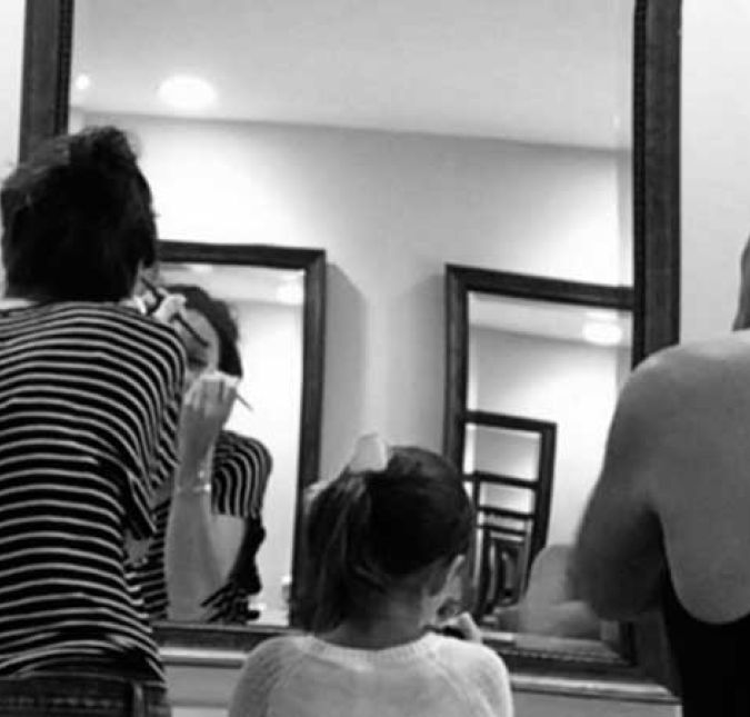 Girl time é a legenda dessa foto fofíssima postada no Instagram da atriz. Enquanto a mãe se maquiava, a pequena já estava do lado, seguindo seus passos! Essa foi a primeira foto postada na rede social da atriz em que sua filha Suri aparece. Curioso, não? Girl time é a legenda dessa foto fofíssima postada no Instagram da atriz. Enquanto a mãe se maquiava, a pequena já estava do lado, seguindo seus passos! Essa foi a primeira foto postada na rede social da atriz em que sua filha Suri aparece. Curioso, não?