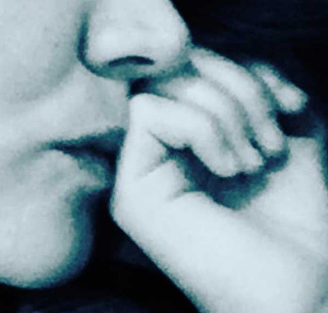 Que bela imagem, não? Na foto, Katie está beijando a mãozinha de Suri, e a atriz postou a foto para celebrar um dia especial. No comentário, escreveu: Feliz Dia das Mães! Que bela imagem, não? Na foto, Katie está beijando a mãozinha de Suri, e a atriz postou a foto para celebrar um dia especial. No comentário, escreveu: Feliz Dia das Mães!