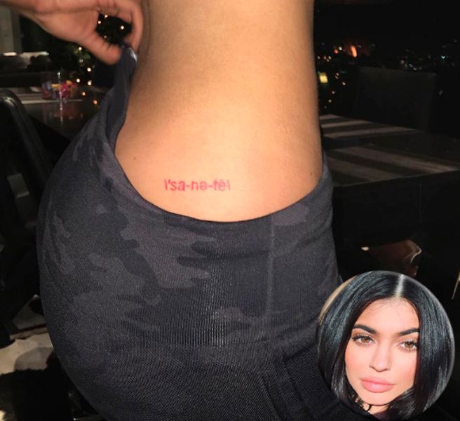 Kylie Jenner complementa uma de suas antigas tatuagens, confira!