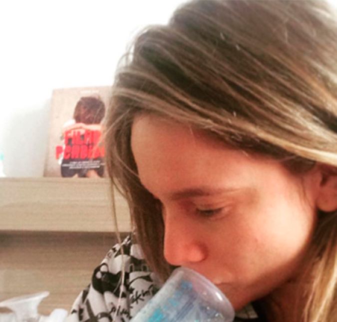 Esse também foi o caso, por exemplo, de Fernanda Gentil, que logo que deu à luz Gabriel não conseguiu amamentar por muito tempo. Em seu Instagram, a apresentadora e jornalista fez uma publicação emocionante sobre esse momento difícil de sua vida, mas que foi superado sem grandes traumas: Eu achei que amamentar fosse tão automático quanto ser mãe: se quando nasce um filho, nasce uma mãe, então essa mãe vai amamentar. Não necessariamente. Não se tiver mamilos invertidos, prótese, redução de mama, se sentir muita dor, o leite não descer ou se secar - e o meu secou. Para uma mãe que sempre sonhou em viver o momento mágico-de-filme do filho mamando no peito, do olho no olho, da mãozinha segurando o nosso dedo, a notícia da mamadeira cai como uma bomba. Chorei, me julguei e repassei a gravidez inteira na minha cabeça tentando descobrir onde errei - se foi o chocolate que comi, a noite que não dormi ou aquela longa escada que subi. O meu sofrimento durou até eu dar a primeira mamadeira. Foi quando descobri duas coisas: eles também olham no nosso olho e a mãozinha também segura o nosso dedo quando mamam na dedêra. Descobri também que esse é um assunto polêmico e não estou aqui para polemizar. Se eu posso usar minha imagem para ajudar minimamente que seja, escrevo por isso - principalmente para mulheres na mesma situação que eu. E se você é uma delas, aí vai a minha terceira e melhor descoberta: o amor que bate no peito, bate também na mamadeira. Esse também foi o caso, por exemplo, de Fernanda Gentil, que logo que deu à luz Gabriel não conseguiu amamentar por muito tempo. Em seu Instagram, a apresentadora e jornalista fez uma publicação emocionante sobre esse momento difícil de sua vida, mas que foi superado sem grandes traumas: Eu achei que amamentar fosse tão automático quanto ser mãe: se quando nasce um filho, nasce uma mãe, então essa mãe vai amamentar. Não necessariamente. Não se tiver mamilos invertidos, prótese, redução de mama, se sentir muita dor, o leite não descer ou se secar - e o meu secou. Para uma mãe que sempre sonhou em viver o momento mágico-de-filme do filho mamando no peito, do olho no olho, da mãozinha segurando o nosso dedo, a notícia da mamadeira cai como uma bomba. Chorei, me julguei e repassei a gravidez inteira na minha cabeça tentando descobrir onde errei - se foi o chocolate que comi, a noite que não dormi ou aquela longa escada que subi. O meu sofrimento durou até eu dar a primeira mamadeira. Foi quando descobri duas coisas: eles também olham no nosso olho e a mãozinha também segura o nosso dedo quando mamam na dedêra. Descobri também que esse é um assunto polêmico e não estou aqui para polemizar. Se eu posso usar minha imagem para ajudar minimamente que seja, escrevo por isso - principalmente para mulheres na mesma situação que eu. E se você é uma delas, aí vai a minha terceira e melhor descoberta: o amor que bate no peito, bate também na mamadeira.