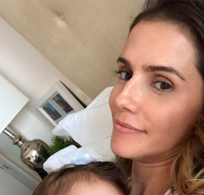 Deborah Secco fez questão de compartilhar com seus seguidores cada momento da gestação da pequena Maria Flor. Quando a garotinha nasceu, em dezembro de 2015, Deborah continuou mostrando o dia a dia da maternidade, que experimentava pela primeira vez. No entanto, a surpresa de não conseguir amamentar deixou os fãs da atriz intrigados e Deborah fez questão de explicar o que havia acontecido. Segundo ela, sua prótese de silicone está em cima de suas glândulas mamárias, impedindo a amamentação. Nos bastidores do programa Altas Horas, da Globo, Deborah comentou sobre a situação:- Não consegui amamentar, fiquei muito frustrada. Mamadeira só eu dou, porque ela tem que entender que sou eu que forneço alimento para ela, senão vai que ela acha que todo mundo é mãe. Foi realmente uma das coisas mais difíceis para mim. Em relação à solução do problema, Deborah disse que sua irmã também acabou de se tornar mãe e talvez ela possa amamentar Maria Flor, fase essencial para o crescimento de recém-nascidos: - Minha irmã teve neném há sete dias e a gente vai tentar ver se a Maria mama um pouquinho nela. Deborah Secco fez questão de compartilhar com seus seguidores cada momento da gestação da pequena Maria Flor. Quando a garotinha nasceu, em dezembro de 2015, Deborah continuou mostrando o dia a dia da maternidade, que experimentava pela primeira vez. No entanto, a surpresa de não conseguir amamentar deixou os fãs da atriz intrigados e Deborah fez questão de explicar o que havia acontecido. Segundo ela, sua prótese de silicone está em cima de suas glândulas mamárias, impedindo a amamentação. Nos bastidores do programa Altas Horas, da Globo, Deborah comentou sobre a situação:- Não consegui amamentar, fiquei muito frustrada. Mamadeira só eu dou, porque ela tem que entender que sou eu que forneço alimento para ela, senão vai que ela acha que todo mundo é mãe. Foi realmente uma das coisas mais difíceis para mim. Em relação à solução do problema, Deborah disse que sua irmã também acabou de se tornar mãe e talvez ela possa amamentar Maria Flor, fase essencial para o crescimento de recém-nascidos: - Minha irmã teve neném há sete dias e a gente vai tentar ver se a Maria mama um pouquinho nela.