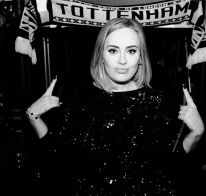 A cantora Adele também ficou muito conhecida por debater o assunto, já que teve dificuldades para amamentar seu filho Angelo, de três anos de idade. Em defesa de mãe sobre as mães que enfrentam o mesmo trauma, Adele deu uma uma resposta ao comentário do apresentador e chef de cozinha inglês Jamie Oliver, que causou uma polêmica recentemente ao falar de maneira romantizada sobre o aleitamento materno. Ele afirmou, em entrevista à rádio LBC, que a Grã-Bretanha teve um problema com o aleitamento materno e que a alimentação dos bebês com leite garrafa está levando à obesidade e ao déficit da nutrição e do crescimento de muitas crianças. Temos um problema com a amamentação. E se você pensar sobre isso, a amamentação é o começo da história — antes de jantares de escola, antes de açúcar. É algo que é muito natural para nós: é fácil, é mais conveniente, é mais nutritivo, é melhor, é grátis, disse o apresentador. Adele, no entanto, rebateu e afirmou que as mães não deveriam ser constrangidas por não poderem amamentar seus filhos. Tudo o que eu queria era amamentar. Quando não consegui, eu me senti como se eu estivesse vivendo no meio da selva e meu filho estaria morto porque meu leite secou. A pressão em cima de nós, mulheres, para amamentar é absolutamente ridícula. É difícil. Algumas de nós não conseguem fazer. Meu seios aguentaram cerca de nove semanas A cantora Adele também ficou muito conhecida por debater o assunto, já que teve dificuldades para amamentar seu filho Angelo, de três anos de idade. Em defesa de mãe sobre as mães que enfrentam o mesmo trauma, Adele deu uma uma resposta ao comentário do apresentador e chef de cozinha inglês Jamie Oliver, que causou uma polêmica recentemente ao falar de maneira romantizada sobre o aleitamento materno. Ele afirmou, em entrevista à rádio LBC, que a Grã-Bretanha teve um problema com o aleitamento materno e que a alimentação dos bebês com leite garrafa está levando à obesidade e ao déficit da nutrição e do crescimento de muitas crianças. Temos um problema com a amamentação. E se você pensar sobre isso, a amamentação é o começo da história — antes de jantares de escola, antes de açúcar. É algo que é muito natural para nós: é fácil, é mais conveniente, é mais nutritivo, é melhor, é grátis, disse o apresentador. Adele, no entanto, rebateu e afirmou que as mães não deveriam ser constrangidas por não poderem amamentar seus filhos. Tudo o que eu queria era amamentar. Quando não consegui, eu me senti como se eu estivesse vivendo no meio da selva e meu filho estaria morto porque meu leite secou. A pressão em cima de nós, mulheres, para amamentar é absolutamente ridícula. É difícil. Algumas de nós não conseguem fazer. Meu seios aguentaram cerca de nove semanas