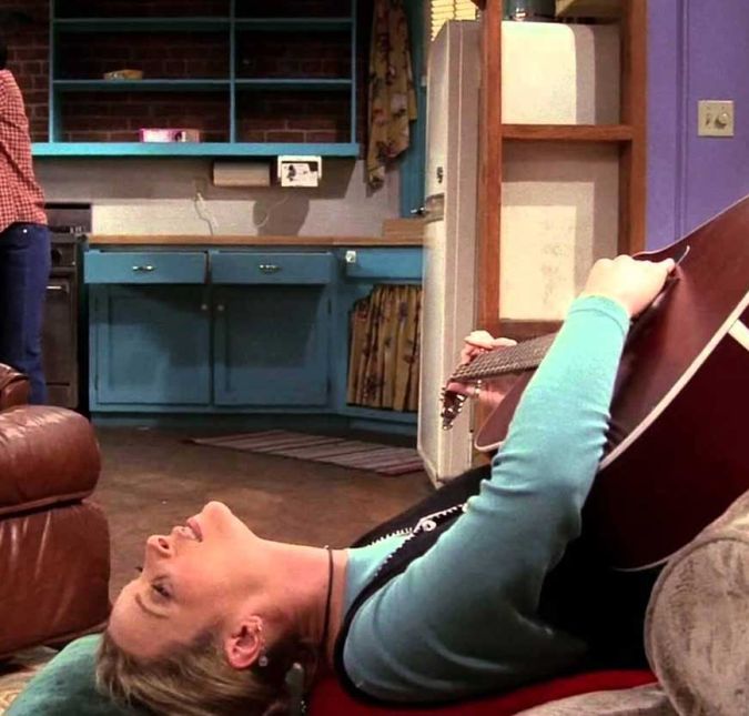 E quando serviu como barriga de aluguel para o irmão e a esposa dele, Phoebe resolveu acelerar um pouco o processo da inseminação artificial ao ficar deitada com os pés para cima e cantando o seguinte: Are you in there little fetus? In nine months will you come greet us? I will… buy you some Adidas.
