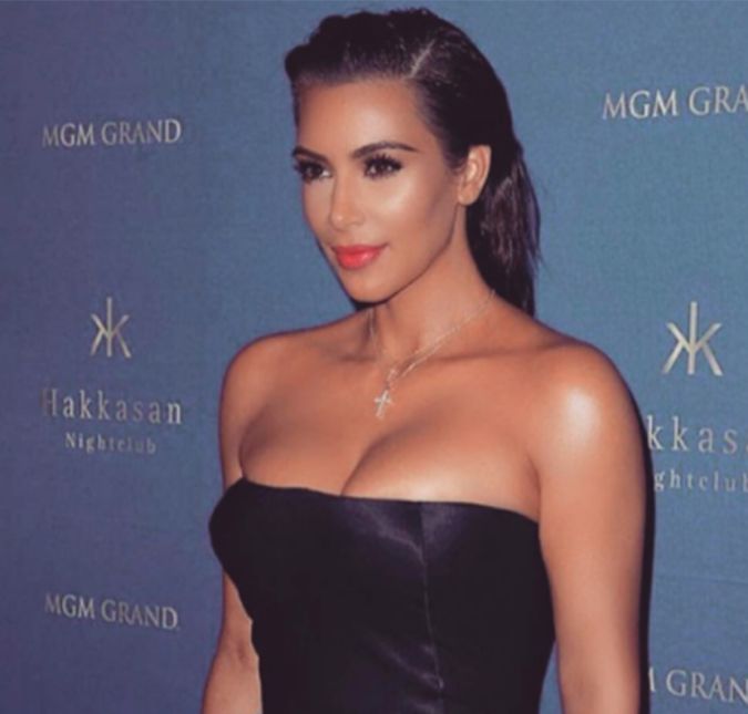 Apesar de sofrer durante a gestação de North West e Saint West, Kim Kardashian enfrentou menos problemas durante amamentação de seus filhos. No entanto, a tarefa da mãe não passou isenta de impasses. Em seu site, a socialite contou que sentia muitas dores durante a alimentação de seus filhos e precisou de uma ajudinha: Use um protetor de mamilos para amamentar, porque o bebê se alimenta melhor e isso evita que seus mamilos fiquem irritados. O hospital sugeriu que eu usasse o protetor porque desde o começo achei a amamentação superdolorosa e difícil. Além disso, North West também causou grande problemas durante a amamentação de Saint West: Por alguma razão, North odeia quando amamento o bebê. Ela deita no meu colo e o Saint não consegue ficar na minha frente para se alimentar. Então comecei a incluí-la. Às vezes, tiro o leite e a deixo alimentá-lo com a mamadeira. Isso funcionou! Ela adora me ajudar. Apesar de sofrer durante a gestação de North West e Saint West, Kim Kardashian enfrentou menos problemas durante amamentação de seus filhos. No entanto, a tarefa da mãe não passou isenta de impasses. Em seu site, a socialite contou que sentia muitas dores durante a alimentação de seus filhos e precisou de uma ajudinha: Use um protetor de mamilos para amamentar, porque o bebê se alimenta melhor e isso evita que seus mamilos fiquem irritados. O hospital sugeriu que eu usasse o protetor porque desde o começo achei a amamentação superdolorosa e difícil. Além disso, North West também causou grande problemas durante a amamentação de Saint West: Por alguma razão, North odeia quando amamento o bebê. Ela deita no meu colo e o Saint não consegue ficar na minha frente para se alimentar. Então comecei a incluí-la. Às vezes, tiro o leite e a deixo alimentá-lo com a mamadeira. Isso funcionou! Ela adora me ajudar.