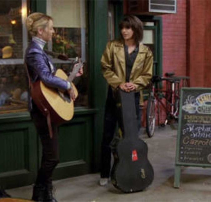 Quando Terry, o dono do Central Perk, contratou outra moça para tocar no café, Phoebe não levou nem um pouco na esportiva e fez um show do lado de fora. Claro que, na letra, ela não foi delicada! Terry’s a jerk! And he won’t let me work! And I hate Central Perk! You’re all invited to bite me!