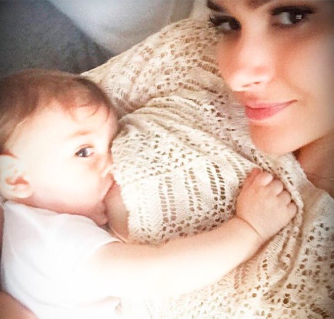 Fernanda Machado também acalmou muitas mães que enfrentam dificuldades em amamentar. Mãe de Lucca, a atriz contou que sofreu durante a amamentação, já que as mordidinhas do pequeno doíam muito. Além disso, nos três primeiros meses o intervalo amamentação durava muito pouco, o que a fez acreditar que não estava nutrindo seu filho direito. No Instagram, Fernanda desabafou: Muitas mães me perguntando como tem sido amamentar com a chegada dos dentinhos, na verdade dentões, quatro por enquanto e superafiados! As mordidinhas são com certeza mais um dos desafios da amamentação, mas eu não acho que a chegada dos dentes seja motivo para o desmame. Mas concordo que ensinar um bebê de sete, oito meses, que não pode morder, não é tão fácil quanto parece! Quando as mordidas começaram por aqui, fiquei apreensiva, porque quero muito amamentar o Lucca por bastante tempo. Então corri pedir ajuda para as consultoras de amamentação e para as mães do grupo que frequento. Uma das mães do grupo, depois de tentar de tudo, está tendo que tirar leite e oferecer para o bebê somente na mamadeira por conta das mordidas. As orientações que me passaram têm me ajudado bastante. Os bebês mordem porque estão com a gengiva coçando, agora sempre que percebo que o dentinho tá incomodando, dou para o Lucca antes da mamada algo gelado, um mordedor congelado, ou uma meinha dele com gelo picado dentro. Deixo ele morder bastante isso antes de mamar, o gelo anestesia um pouco a gengiva para a mamada. É impossível o bebê morder e mamar ao mesmo tempo, para sugar, eles precisam colocar a língua em cima dos dentes debaixo. Então comecei a observar as mamadas, e agora quando percebo que ele está satisfeito, tiro o peito, pois as mordidas sempre aconteciam quando ele já estava de barriga cheia, querendo brincar. Quando a mordida acontecer, me orientaram a pressionar a cabeça do bebê contra o peito até ele soltar o bico. E tentar evitar grande reações, como um grito de dor, pois isso pode assustar alguns bebês que com medo dessa reação podem se recusar a mamar, ou então eles podem achar que isso é um jogo divertido, como o Lucca que toda vez que eu gritava de dor, ele gargalhava e queria me morder de novo pra ver minha reação. Após a mordida, a orientação é parar a mamada, fechar o sutiã e explicar que não pode morder pois machuca a mamãe. Tentar fazer o bebê entender que se ele morder não terá mais o mamá naquele momento. Há duas semanas venho seguindo essas orientações e tem funcionado!!!! Rumo à um ano de amamentação!!!! Fernanda Machado também acalmou muitas mães que enfrentam dificuldades em amamentar. Mãe de Lucca, a atriz contou que sofreu durante a amamentação, já que as mordidinhas do pequeno doíam muito. Além disso, nos três primeiros meses o intervalo amamentação durava muito pouco, o que a fez acreditar que não estava nutrindo seu filho direito. No Instagram, Fernanda desabafou: Muitas mães me perguntando como tem sido amamentar com a chegada dos dentinhos, na verdade dentões, quatro por enquanto e superafiados! As mordidinhas são com certeza mais um dos desafios da amamentação, mas eu não acho que a chegada dos dentes seja motivo para o desmame. Mas concordo que ensinar um bebê de sete, oito meses, que não pode morder, não é tão fácil quanto parece! Quando as mordidas começaram por aqui, fiquei apreensiva, porque quero muito amamentar o Lucca por bastante tempo. Então corri pedir ajuda para as consultoras de amamentação e para as mães do grupo que frequento. Uma das mães do grupo, depois de tentar de tudo, está tendo que tirar leite e oferecer para o bebê somente na mamadeira por conta das mordidas. As orientações que me passaram têm me ajudado bastante. Os bebês mordem porque estão com a gengiva coçando, agora sempre que percebo que o dentinho tá incomodando, dou para o Lucca antes da mamada algo gelado, um mordedor congelado, ou uma meinha dele com gelo picado dentro. Deixo ele morder bastante isso antes de mamar, o gelo anestesia um pouco a gengiva para a mamada. É impossível o bebê morder e mamar ao mesmo tempo, para sugar, eles precisam colocar a língua em cima dos dentes debaixo. Então comecei a observar as mamadas, e agora quando percebo que ele está satisfeito, tiro o peito, pois as mordidas sempre aconteciam quando ele já estava de barriga cheia, querendo brincar. Quando a mordida acontecer, me orientaram a pressionar a cabeça do bebê contra o peito até ele soltar o bico. E tentar evitar grande reações, como um grito de dor, pois isso pode assustar alguns bebês que com medo dessa reação podem se recusar a mamar, ou então eles podem achar que isso é um jogo divertido, como o Lucca que toda vez que eu gritava de dor, ele gargalhava e queria me morder de novo pra ver minha reação. Após a mordida, a orientação é parar a mamada, fechar o sutiã e explicar que não pode morder pois machuca a mamãe. Tentar fazer o bebê entender que se ele morder não terá mais o mamá naquele momento. Há duas semanas venho seguindo essas orientações e tem funcionado!!!! Rumo à um ano de amamentação!!!!