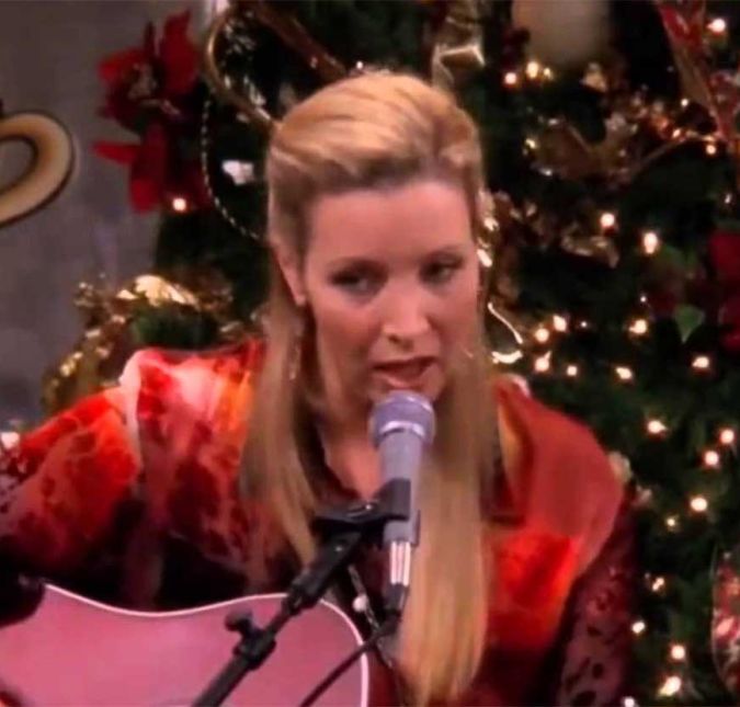 E seus amigos serviram de inspiração para criar uma música de Natal! Went to the store, sat on Santa’s lap. Asked him to bring my friends all kinds of crap. He said: All you need is to write them a song. Now you haven’t heard it yet, so don’t try to sing along. So don’t sing along. Monica, Monica, have a happy Hanukkah. Saw Santa Claus, he said hello to Ross. And please tell Joey Christmas will be snowy. And Rachel and Chandler, [mumbles some nonsense that rhymes with Chandler].Happy holidays, everybody!