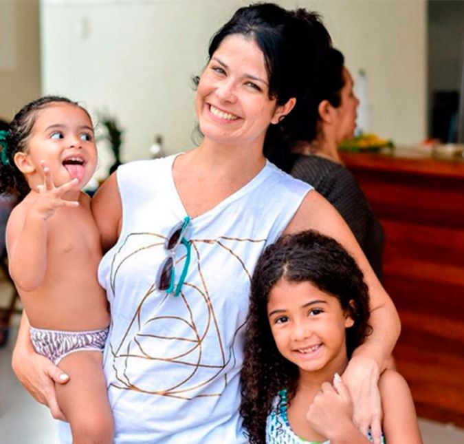 Samara Felippo também teve dificuldades para alimentar a filha Alicia, fruto de seu relacionamento com o jogador de basquete Leandrinho. Em entrevista a um programa do GNT, Samara contou que Alicia não conseguia mamar no peito, pois não tinha força para sugar o leite. - Então eles tiraram o colostro e deram uma Chiquinha para ela poder se alimentar. Eu chorava muito. Só com a ajuda de outra pessoa Samara passou a amamentar aos poucos.