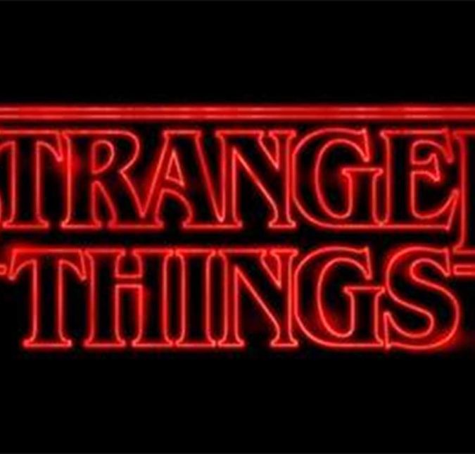 Se você ainda não está viciado em Stranger Things, série da Netflix, aqui vai um conselho: faça uma maratona o quanto antes! Com apenas oito episódios na primeira temporada, a produção conta a história de um menino que desaparece em uma pequena cidade em Indiana, nos Estados Unidos. Logo, situações estranhas começam a acontecer, envolvendo aparições sinistras e mistérios não-resolvidos. Além da ótima trilha-sonora, a série ainda trouxe diversas referências a filmes dos anos 70 e 80, para deixar todo mundo feliz com aquela nostalgia especial. E detalhe: os dois últimos episódios da quarta temporada acabaram de chegar na plataforma de streaming. A seguir, veja algumas das inspirações que os irmãos Duffer usaram para criar a história!
