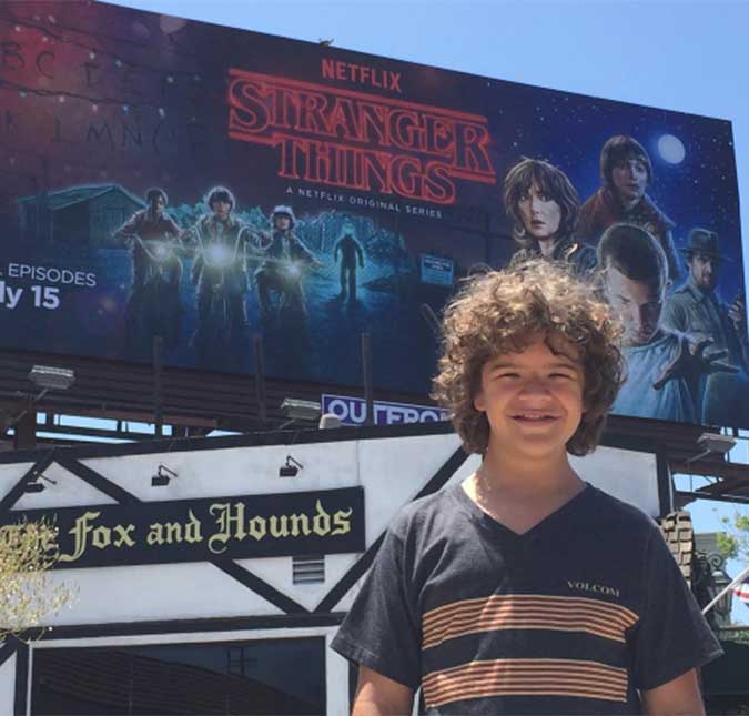 Astro mirim de <i>Stranger Things</i> grava vídeo superfofo para fãs brasileiros, vem ver!