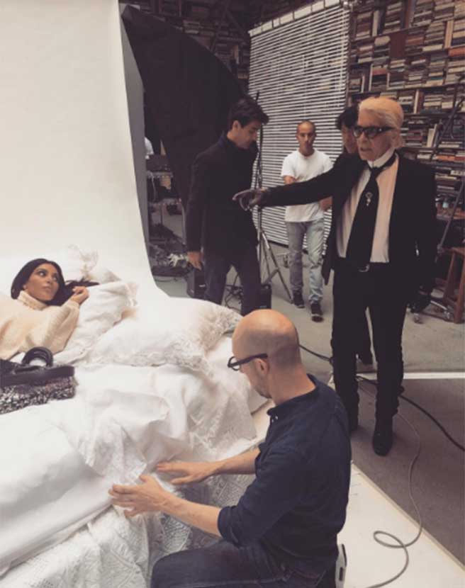 Kim Kardashian mostra bastidores de ensaio fotográfico e revela porque Karl Lagerfeld quase a fez chorar!