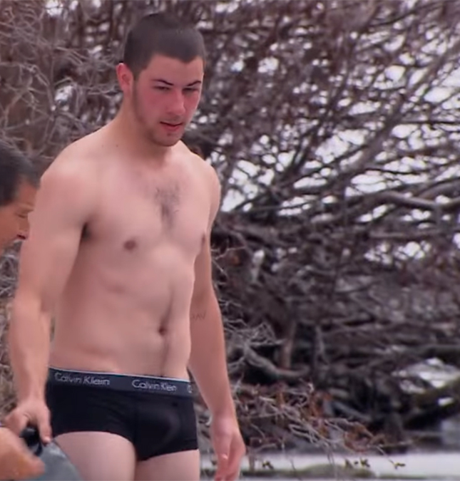 Nick Jonas mostra sua coragem ao atravessar rio congelante só de cueca, entenda!