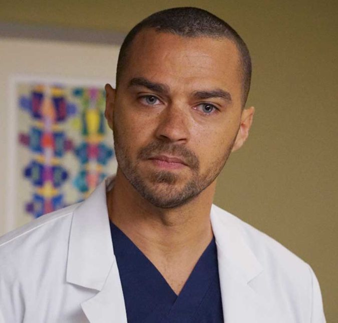 Jesse Williams, o Jackson Avery de Grey's Anatomy, também é um bom exemplo disso. Tempos atrás, alguns fãs criaram uma petição contra Shonda Rhimes após um discurso que o ator fez durante o BET Awards de 2016. O astro subiu ao palco da premiação após ser homenageado por ajudar o movimento Black Lives Matter e disse o seguinte: - Estamos cansados de ver e esperar enquanto essa invenção chamada branquitude nos usa e abusa. Enterrar pessoas negras fora de vista e fora da mente, ao extrair nossa cultura, nosso dinheiro, nosso entretenimento, como petróleo. Ouro negro. Porém, a petição não levou a nada e a própria Shonda afirmou que não tem intenção nenhuma de demiti-lo da série.