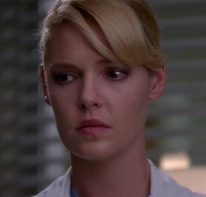 Mesmo com a polêmica, Heigl só foi deixar o elenco mesmo na sexta temporada. Sua personagem havia vencido um câncer, mas logo abandonou o hospital e mudou de cidade, sem grandes explicações. Ela até chegou a aparecer em alguns episódios, mas acabou deixando de vez a equipe da série. Na época, a justificativa da atriz foi que ela queria passar mais tempo com sua família, mas ela não quis nem gravar episódios a mais no fim da temporada. Complicado, né?