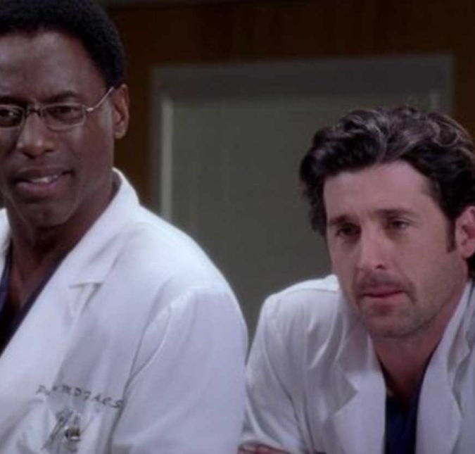 Grey's Anatomy pode até ser a série queridinha dos fãs, mas algumas polêmicas rondam a produção. Nascido em 3 de agosto de 1963, Isaiah Washington, o Burke de Grey's Anatomy, não era bem visto no elenco. Ele protagonizou duas situações que ajudaram a acelerar sua saída do programa: a primeira envolve Patrick Dempsey que, segundo Isaiah, chegava sempre atrasado para as gravações. Ele não o confrontou da primeira vez que isso aconteceu, mas Patrick queria atrasar ainda mais uma cena que iam gravar por causa de Ellen Pompeo - mas isso apenas irritou Isaiah, que contou o seguinte na época, em entrevista ao Larry King: - Eu disse que não precisava de Ellen, que conseguia atuar. E aquele foi o momento em que levou tudo para outro lado. [Dempsey] ficou desequilibrado e cuspiu na minha cara. Eu perguntei porque ele estava gritando comigo... Ele apenas ficou muito bravo.