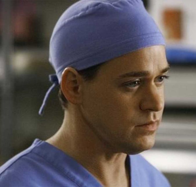 E foi justamente por causa dessa decepção que T.R. Knight deixou a série. O ator saiu da produção na quinta temporada após sentir que seu personagem não estava tendo muito destaque. Além disso, ele informou em entrevista que houve uma falha na comunicação entre ele e Shonda Rhimes e, ao invés de fazer demandas, apenas pediu para ser cortado do elenco.