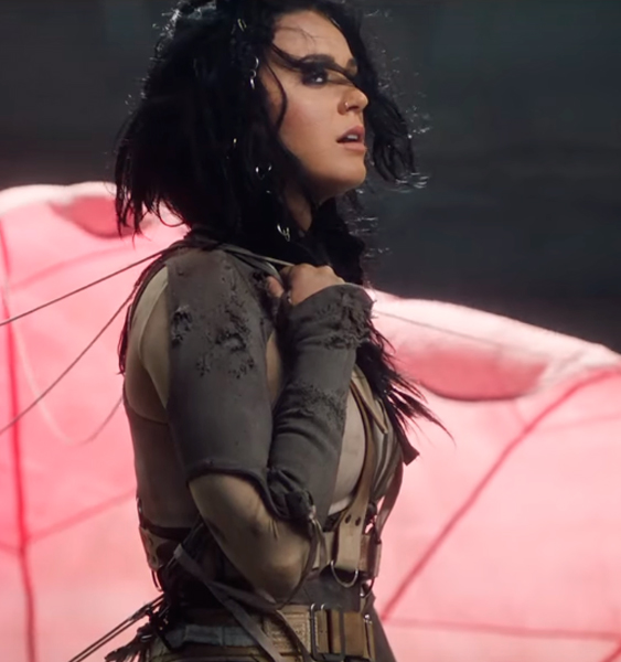 Katy Perry luta contra um paraquedas em seu novo clipe <i>Rise</i>, confira!