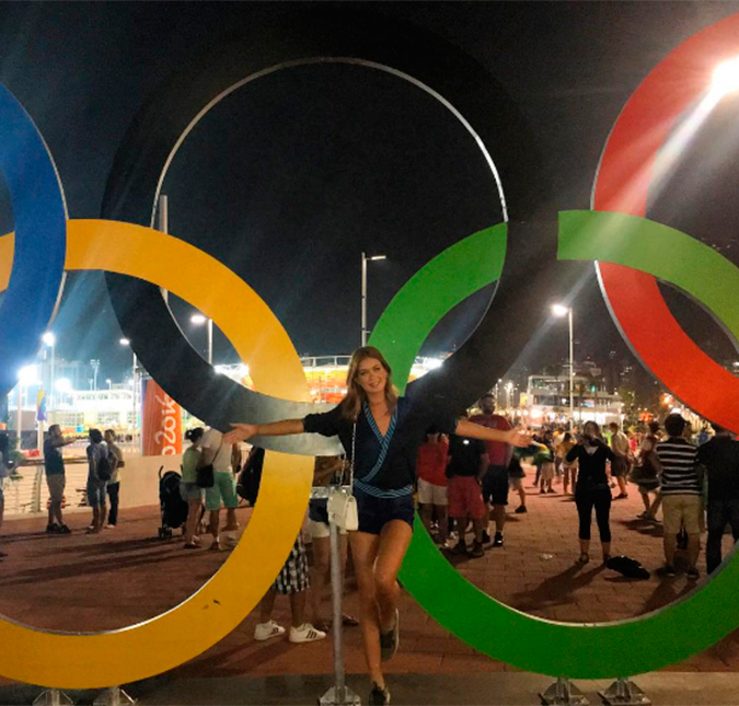 Marina Ruy Barbosa posa animada em frente aos arcos olímpicos no Rio de Janeiro