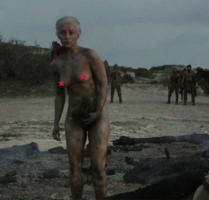 Todo mundo que assistiu Game of Thrones ficou mais do que acostumado com as cenas de nudez, não é mesmo? Emilia Clarke, a Daenerys Taragryen, por exemplo, deu várias provas de que não tinha vergonha nenhuma na hora de tirar a roupa. Tendo revelado diversas partes do corpo. Na primeira temporada, como não esquecer da épica cena em que ela dá à luz seus dragões?