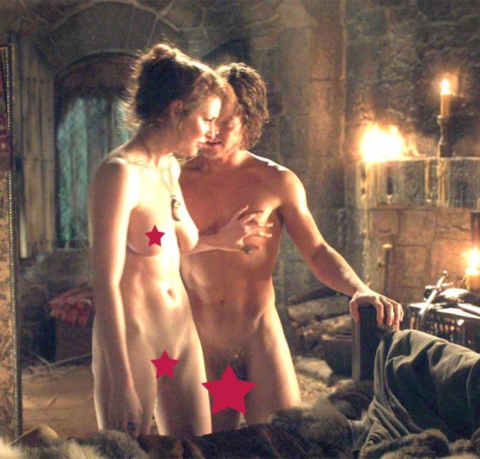 Theon Greyjoy, personagem de Alfie Allen, não podia ficar de fora. Antes que Ramsay Bolton o castrasse, o herdeiro das Ilhas de Ferro aproveitou bastante sua vida. Aliás, vale ressaltar que na série, ele foi um dos poucos atores a aparecer completamente nu.