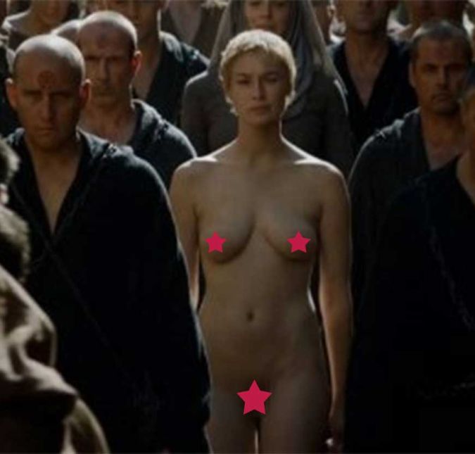Cersei Lannister, interpretada por Lena Headey, foi punida com a famosa Walk of Shame e teve que andar pela cidade completamente nua, ouvindo xingamentos e sendo agredida. A cena é tocante e ainda revela o corpo inteiro da atriz que, aliás, pediu para usar dublê para o momento.