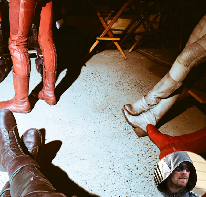 Stephen Amell deixa fãs intrigados ao publicar foto com <i>Flash, Supergirl</i> e <i>Legends of Tomorrow</i>