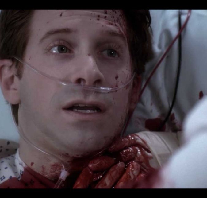 Seth Green, por exemplo, já apareceu no hospital como Nick Hanscrom, que por ter removido um tumor da garganta, estava com a pele na região muito fina, algo que podia muito comprometer uma artéria e fazê-lo sangrar até morrer. Tenso, não é? Seth Green, por exemplo, já apareceu no hospital como Nick Hanscrom, que por ter removido um tumor da garganta, estava com a pele na região muito fina, algo que podia muito comprometer uma artéria e fazê-lo sangrar até morrer. Tenso, não é?