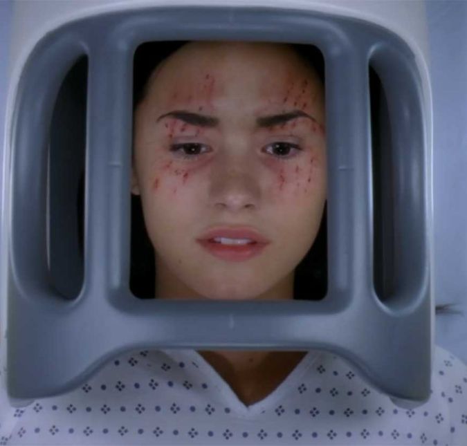 Você sabia que Demi Lovato também vestiu o uniforme de paciente do hospital? Ela chegou lá após tentar se matar, mas depois de conversar bastante com ela, Alex Karev descobriu que, na verdade, ela sofria de uma rara doença no ouvido, que eventualmente foi curada após cirurgia. Você sabia que Demi Lovato também vestiu o uniforme de paciente do hospital? Ela chegou lá após tentar se matar, mas depois de conversar bastante com ela, Alex Karev descobriu que, na verdade, ela sofria de uma rara doença no ouvido, que eventualmente foi curada após cirurgia.