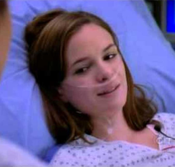 Outra atriz de The Flash a aparecer na série foi Danielle Panabaker. Na trama médica, ela viveu Kelsey Simmons, uma menina que precisa de um novo coração bem em meio aos feriados de Natal e Ano Novo. Seu namorado não saiu do seu lado nem por um segundo e até a pediu em casamento depois que o pior passou! Outra atriz de The Flash a aparecer na série foi Danielle Panabaker. Na trama médica, ela viveu Kelsey Simmons, uma menina que precisa de um novo coração bem em meio aos feriados de Natal e Ano Novo. Seu namorado não saiu do seu lado nem por um segundo e até a pediu em casamento depois que o pior passou!