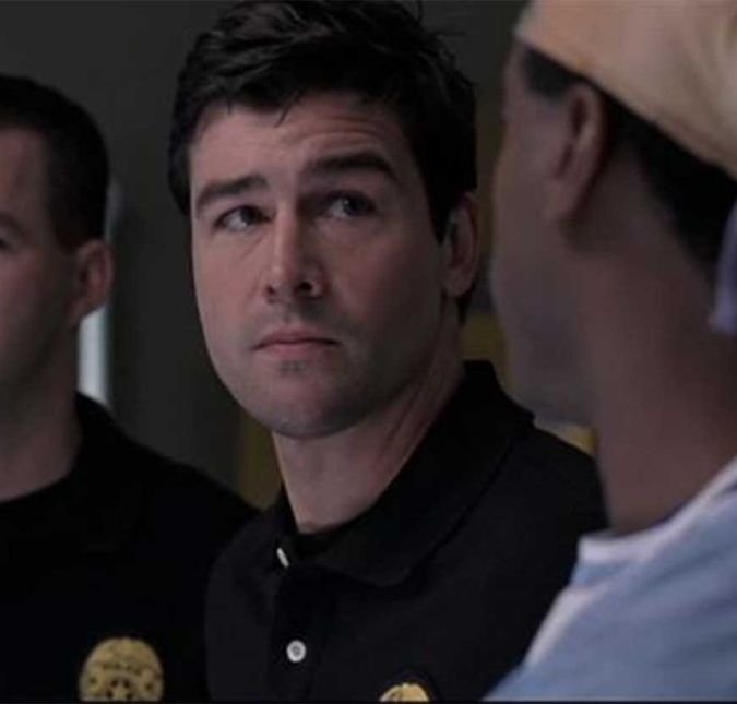 ...Kyle Chandler aparece em cena como um profissional do esquadrão anti-bombas. Ele auxilia Meredith o tempo todo, até eles conseguirem encontrar uma solução boa. Quando finalmente ele consegue retirar a bomba do corpo do homem, o objeto explode, fazendo com que ele morresse na hora. ...Kyle Chandler aparece em cena como um profissional do esquadrão anti-bombas. Ele auxilia Meredith o tempo todo, até eles conseguirem encontrar uma solução boa. Quando finalmente ele consegue retirar a bomba do corpo do homem, o objeto explode, fazendo com que ele morresse na hora.