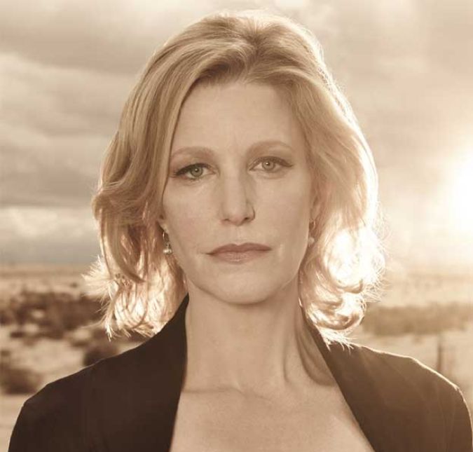 Empoderamento Anna Gunn arrasou no papel de Skyler White! Ela é a esposa de Walter White, que eventualmente se torna um dos maiores traficantes dos Estados Unidos. Na época da série, a atriz chegou a perguntar para Vince Gilligan qual era a profissão de Skyler, já que na primeira temporada só a vemos grávida e sem trabalhar. O autor argumentou que a personagem não podia fazer muito esforço, já que estava esperando seu segundo filho, mas mesmo assim, Anna exigiu que os roteiristas inventassem uma profissão para Skyler - o que acabou não dando certo, já que nessa época, os profissionais haviam entrado em greve. Tempos depois, toda a trama entorno de Ted Beneke e o fato de Skyler ser a única que poderia lavar o dinheiro de Walt veio à tona. Arrasou, né?