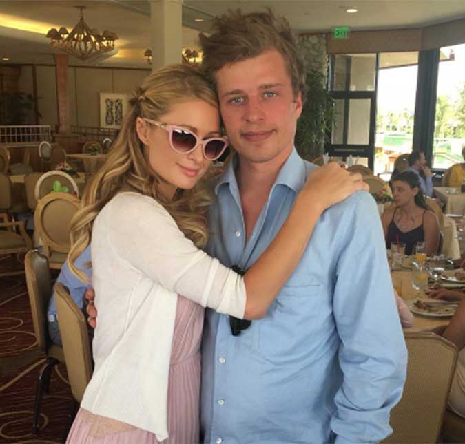 Irmão de Paris Hilton é liberado após passar dois meses preso