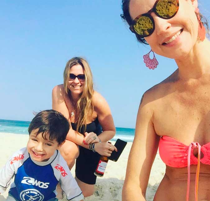 Após rumores de crise no casamento, Luana Piovani curte praia com o filhinho mais velho, Dom