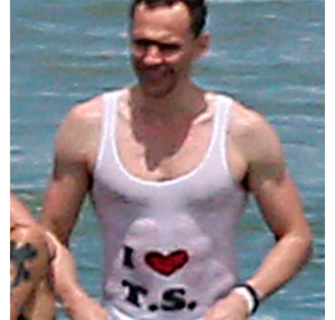 Robert Downey Jr. tira sarro da camiseta de Tom Hiddleston em homenagem à Taylor Swift