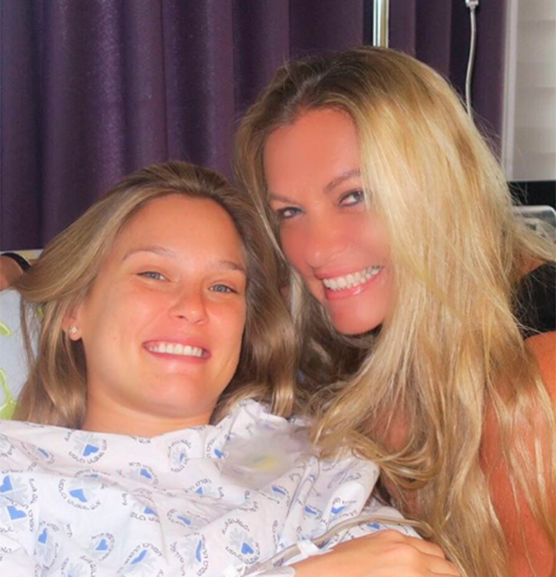 Após dar à luz, Bar Refaeli posa com a mãe em clique na maternidade, veja!