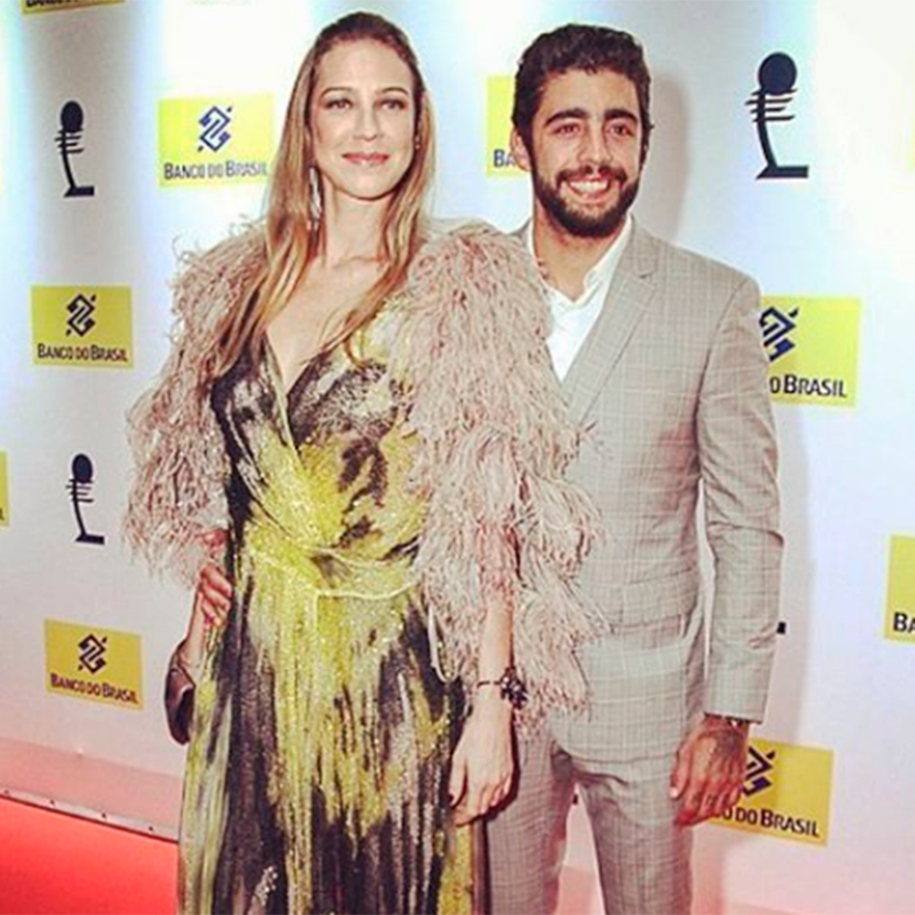 Em meio a rumores de separação, Luana Piovani tira foto com Pedro Scooby de seu perfil no <i>Instagram</i>