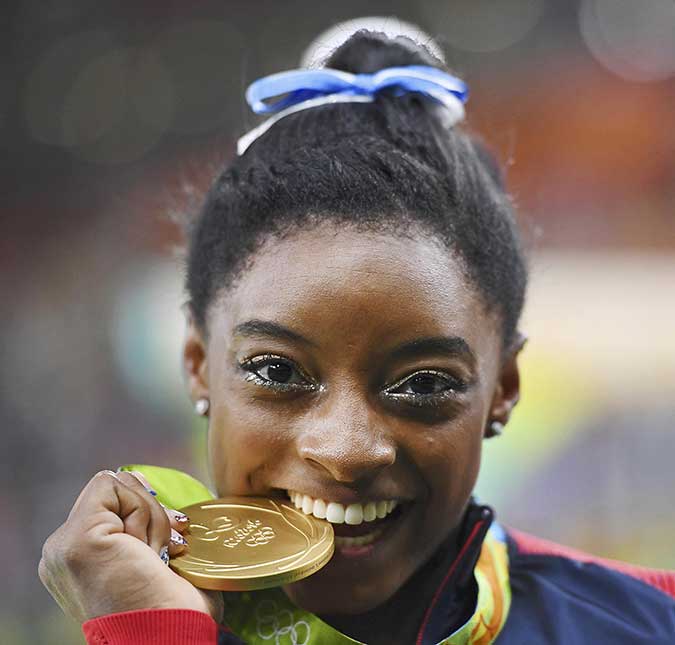 Simone Biles, ginasta que conquistou o ouro na Olimpíadas, é convidada para visitar <i>set</i> de <i>Pretty Little Liars</i>!