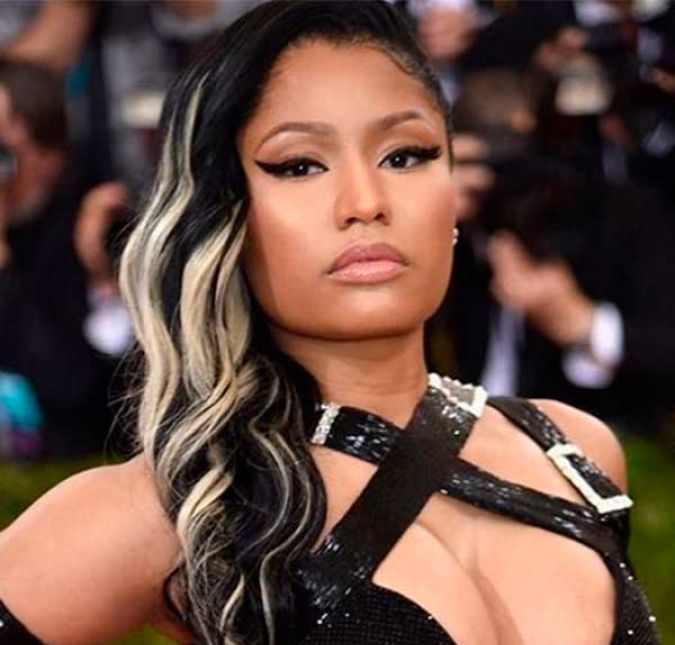 Nicki Minaj começou a fight em 2015, também em época de VMA, e parece que ninguém termina essa briga. Tudo começou quando a polêmica música de Nicki, Anaconda, não foi indicada aos prêmios e a rapper criticou a indicação do clipe de Taylor, afirmando que o seu seria melhor que o da cantora. Desde então, sempre que surge uma brecha, as duas se alfinetam no Twitter. Ai, ai, ai... Nicki Minaj começou a fight em 2015, também em época de VMA, e parece que ninguém termina essa briga. Tudo começou quando a polêmica música de Nicki, Anaconda, não foi indicada aos prêmios e a rapper criticou a indicação do clipe de Taylor, afirmando que o seu seria melhor que o da cantora. Desde então, sempre que surge uma brecha, as duas se alfinetam no Twitter. Ai, ai, ai...