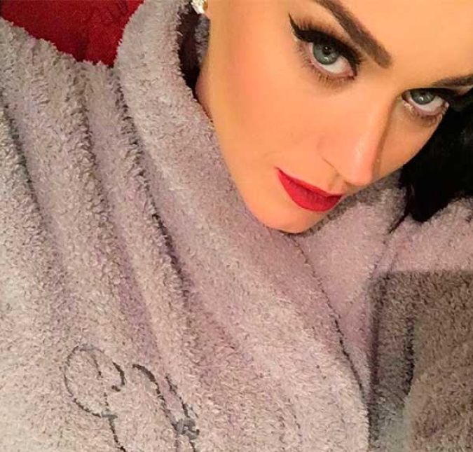 Katy Perry e Taylor Swift não se deram bem por anos. Não se sabe o motivo exato do desentendimento das duas, e nem quando tudo isso começou, mas quem acompanha as cantoras nas redes sociais, já viu as duas trocarem indiretas venenosas. Há quem diga que o motivo disso é simples: John Mayer. Sim, aquele mesmo, que já namorou as duas. Depois de um tempo, porém, as duas colocaram as desavenças de lado - e Katy até mesmo apareceu no clipe de Taylor! Katy Perry e Taylor Swift não se deram bem por anos. Não se sabe o motivo exato do desentendimento das duas, e nem quando tudo isso começou, mas quem acompanha as cantoras nas redes sociais, já viu as duas trocarem indiretas venenosas. Há quem diga que o motivo disso é simples: John Mayer. Sim, aquele mesmo, que já namorou as duas. Depois de um tempo, porém, as duas colocaram as desavenças de lado - e Katy até mesmo apareceu no clipe de Taylor!