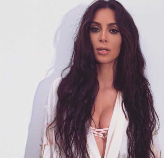 Na época da briga citada anteriormente, Kim Kardashian e Kanye West ainda não eram casados, mas quando Taylor e o rapper retomaram as provocações recentemente, Kim tomou partido e ficou do lado do marido na briga. Depois do lançamento da polêmica música Famous, de Kanye West, na qual mostra um boneco de cera de Taylor nua e a cita na música dizendo: Eu fiz aquela v***a famosa, Kim publicou no Snapchat vídeos de West contando à Taylor sobre a música antes do lançamento. Isso rodou pela web e até gerou memes, uma vez que Taylor tecnicamente foi desmascarada por Kim, já que disse que se vingaria pelo que o rapper fez, como se não soubesse de nada. Na época da briga citada anteriormente, Kim Kardashian e Kanye West ainda não eram casados, mas quando Taylor e o rapper retomaram as provocações recentemente, Kim tomou partido e ficou do lado do marido na briga. Depois do lançamento da polêmica música Famous, de Kanye West, na qual mostra um boneco de cera de Taylor nua e a cita na música dizendo: Eu fiz aquela v***a famosa, Kim publicou no Snapchat vídeos de West contando à Taylor sobre a música antes do lançamento. Isso rodou pela web e até gerou memes, uma vez que Taylor tecnicamente foi desmascarada por Kim, já que disse que se vingaria pelo que o rapper fez, como se não soubesse de nada.