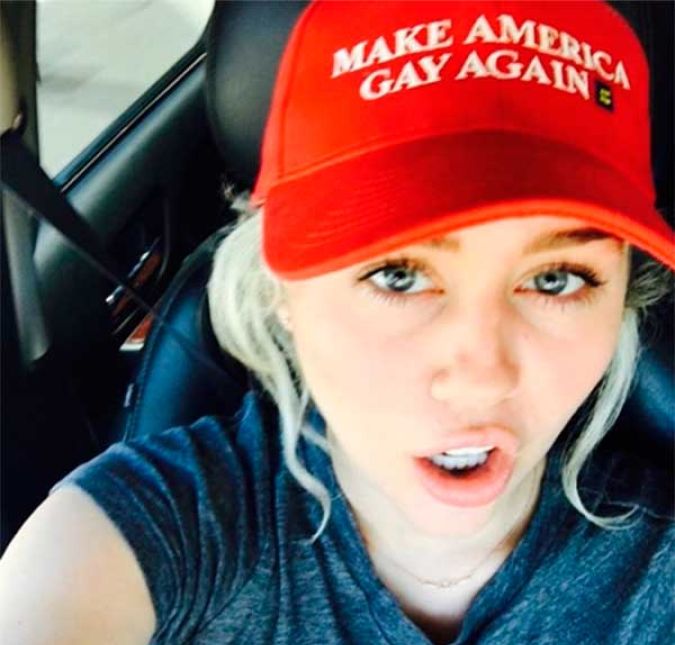 Boatos rolaram pela internet de que a amizade de Taylor e Miley Cyrus estaria sendo abalada pela mudança de comportamento de Miley. Depois de deixar para trás sua imagem de Hanna Monatanna, Miley passou a mostrar uma personalidade meio excêntrica, com atitudes ousadas, principalmente em seus clipes. Rumores dizem que Taylor, frente a essa mudança, teria dito que não teria espaço na vida louca de Miley e depois disso, as duas se afastaram. É uma longa lista, não? Ah, faltou os ex-namorados de Taylor Swift, mas isso geraria outra lista bem mais longa... Dá para ter um gostinho dela clicando aqui! Boatos rolaram pela internet de que a amizade de Taylor e Miley Cyrus estaria sendo abalada pela mudança de comportamento de Miley. Depois de deixar para trás sua imagem de Hanna Monatanna, Miley passou a mostrar uma personalidade meio excêntrica, com atitudes ousadas, principalmente em seus clipes. Rumores dizem que Taylor, frente a essa mudança, teria dito que não teria espaço na vida louca de Miley e depois disso, as duas se afastaram. É uma longa lista, não? Ah, faltou os ex-namorados de Taylor Swift, mas isso geraria outra lista bem mais longa... Dá para ter um gostinho dela clicando aqui!