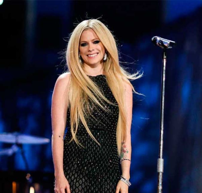 A polêmica entre Taylor e Avril Lavigne também rolou pelo Twitter, quando Tay favoritou uma foto que mostrava vários cantores com seus fãs, e na montagem todos eles (Katy Perry, Kanye West, Britney Spears e Avril) estão longe dos fãs e com expressões não tão felizes assim. Ainda na imagem, há fotos de Taylor abraçada com os fãs, dando beijos e sorrindo, insinuando que o carinho e a simpatia da cantora era maior do que o dos outros. Avril respondeu Tay pela rede social dizendo que todos amam seus fãs e que o julgamento não leva a lugar nenhum. Depois disso, não causaram mais no Twitter. A polêmica entre Taylor e Avril Lavigne também rolou pelo Twitter, quando Tay favoritou uma foto que mostrava vários cantores com seus fãs, e na montagem todos eles (Katy Perry, Kanye West, Britney Spears e Avril) estão longe dos fãs e com expressões não tão felizes assim. Ainda na imagem, há fotos de Taylor abraçada com os fãs, dando beijos e sorrindo, insinuando que o carinho e a simpatia da cantora era maior do que o dos outros. Avril respondeu Tay pela rede social dizendo que todos amam seus fãs e que o julgamento não leva a lugar nenhum. Depois disso, não causaram mais no Twitter.