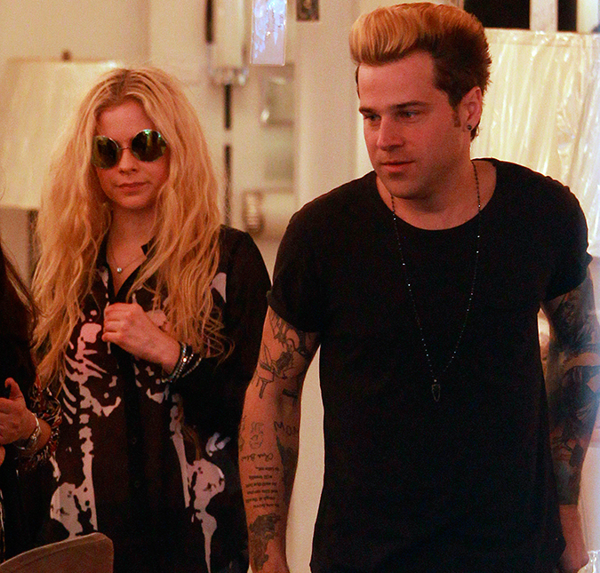 Amizade colorida? Avril Lavigne é vista aos beijos com Ryan Cabrera, diz <I>site</I>